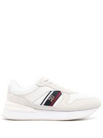 Tommy Hilfiger baskets à empiècements en daim - Blanc