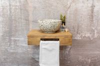 Saniclear Seba fontein met bruin eiken plank en zwart-witte terrazzo waskom voor in het toilet - thumbnail