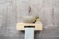 Saniclear Seba fonteinset met eiken plank, zwart-witte terrazzo waskom en verouderd ijzer kraan voor in het toilet - thumbnail