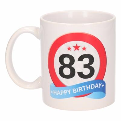 83 jaar Verjaardag koffiemok - cadeau beker - stopbord print - 300 ml - keramiek - wit