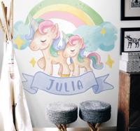 Sprookjes stickers Gelukkige eenhoorns boven een regenboog
