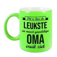 Leukste en meest geweldige oma cadeau mok / beker neon groen 330 ml - feest mokken - thumbnail