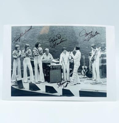 Elvis Presley - Gesigneerde Live Foto (Glen D. Hardin, James Burton, Terry Blackwood & Ronnie Tutt)