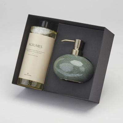 Aquanova Geschenkdoos - Ugo zeepdispenser - Forest (legergroen) en Paris navulling vloeibare zeep - Agrumes GIFTUGODIS269-AGR