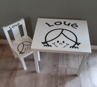 1 of 2 stoeltjes en tafeltje met naam en meisjeshoofdje - thumbnail