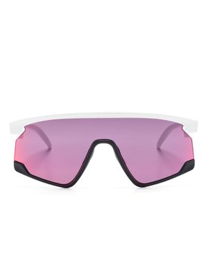 Oakley lunettes de soleil oversize BXTR Prizm - Blanc