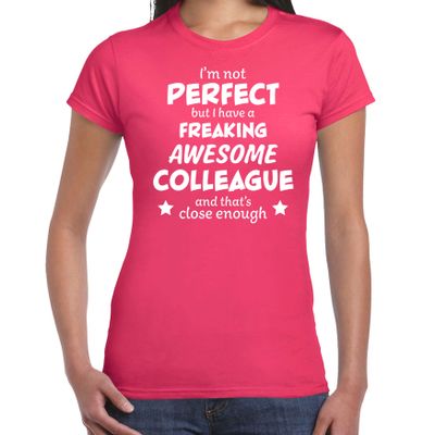Freaking awesome colleague / collega cadeau t-shirt roze dames