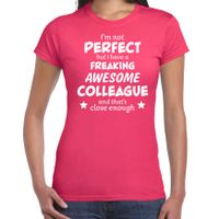 Freaking awesome colleague / collega cadeau t-shirt roze dames - thumbnail