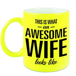 Awesome wife / echtgenote fluor gele cadeau mok / verjaardag beker 330 ml   -