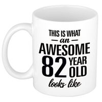 Awesome 82 year cadeau mok / beker 300 ml
