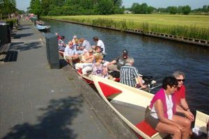 Luxe fluisterboot varen in Giethoorn