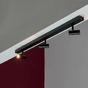 Brede zwarte plafondbar met 3 verstelbare LED spots &apos;Nordlux Omari&apos; 78cm
