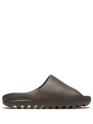adidas Yeezy claquettes YEEZY 'Soot' - Marron