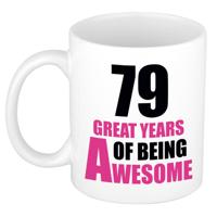 Verjaardag 79 jaar Koffiemok Cadeau - Great years of being awesome - wit/roze - voor dames
