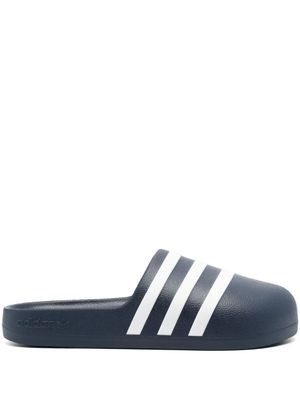 adidas claquettes Adifom Adilette - Bleu