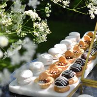 White & Gold Sweet Table (Vanaf 10 Personen)