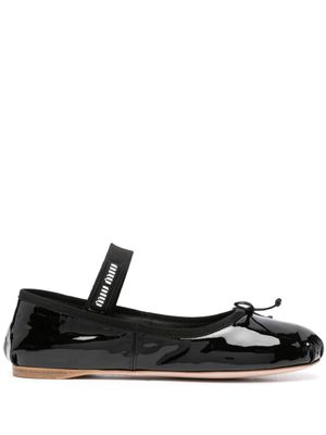 Miu Miu ballerines à bande logo - Noir
