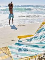 Personaliseerbare bad-/strandhanddoek, met gerecycled katoen blauw, gestreept