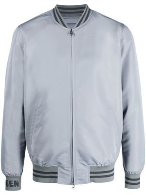Alexander McQueen veste bomber en soie à logo imprimé - Gris
