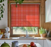 Rood ginghampatroon raambekleding keuken