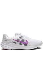 Nike baskets Quest 5 'Fuschia' - Blanc