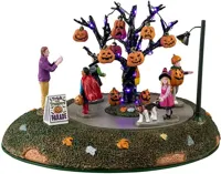 Lemax trick or treaters parade bewegend tafereel Spooky Town 2025