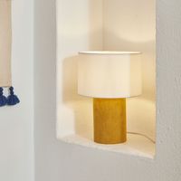 Kave Home Tafellamp 'Bianella' Corduroy, kleur Mosterdgeel