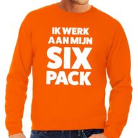 Ik werk aan mijn SIX Pack tekst sweater oranje voor heren