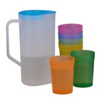 Waterkan/sapkan en 6 bekers - kleurenmix - 1.5 liter - kunststof - 24 x 16 cm Waterkan/sapkan en 6 bekers - kleurenmix - 1.5 liter - kunststof - 24 x 16 cm