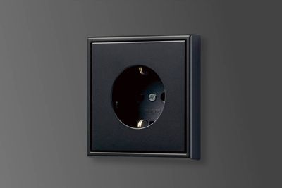 JUNG LS990 stopcontact mat zwart grafiet design jaren 60 nu in een mooie nieuwe kleur excl afdekraam