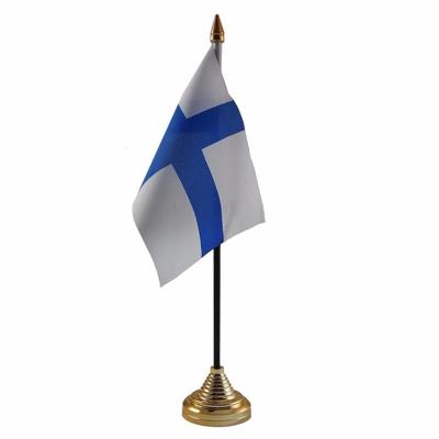 Vlag Finland tafelvlaggetje - 10 x 15 cm - met gouden standaard - Hoogte 27 cm Vlag Finland tafelvlaggetje - 10 x 15 cm - met gouden standaard - Hoogte 27 cm