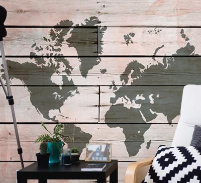 Fotobehang wereldkaart op maat Houten plank gekleurd