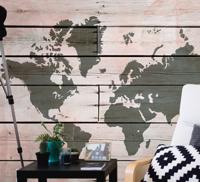 Fotobehang wereldkaart op maat Houten plank gekleurd