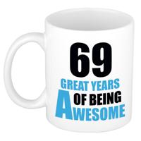 Verjaardag 69 jaar Koffiemok Cadeau - Great years of being awesome - wit/blauw