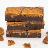 Stroopwafel Brownie - 6 Brownies Per Post - Brievenbus Pakket - Box Brownies - Stroopwafels Nederland - Lekker smeuïg - Cadeau - Stroopwafel Stukjes