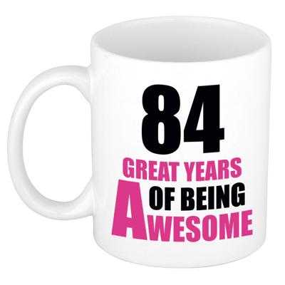Verjaardag 84 jaar Koffiemok Cadeau - Great years of being awesome - wit/roze - voor dames