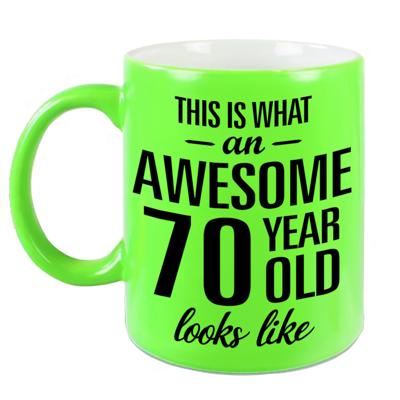 Awesome 70 year verjaardag cadeau - koffiemok - beker - neon groen - 330 ml Awesome 70 year verjaardag cadeau - koffiemok - beker - neon groen - 330 ml