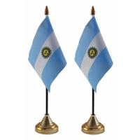 Argentinie tafelvlaggetjes - 2x stuks - 10 x 15 cm - met gouden standaard - H27 cm - versiering