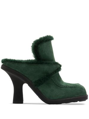 Burberry mules en daim Highland à bords en peau lainée - Vert