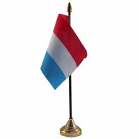Vlag Nederland tafelvlaggetje - 10 x 15 cm - met gouden standaard - Hoogte 27 cm