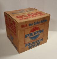Pepsi Fountain Syrup Kartonnen Doos met 4 Glazen Gallon Flessen - Origineel Pepsi Fountain Syrup Kartonnen Doos met 4 Glazen Gallon Flessen - Origineel