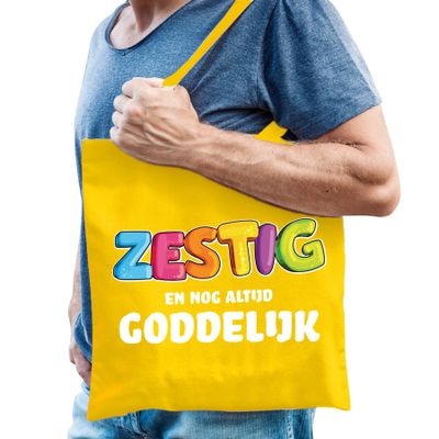 Cadeau tas 60 jaar - zestig en goddelijk - heren - geel - katoen - 42 x 38 cm Cadeau tas 60 jaar - zestig en goddelijk - heren - geel - katoen - 42 x 38 cm