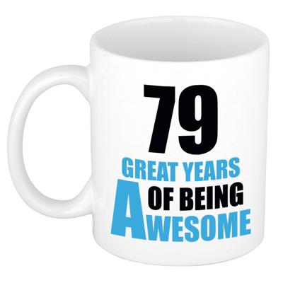 Verjaardag 79 jaar Koffiemok Cadeau - Great years of being awesome - wit/blauw