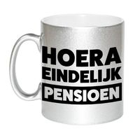 Pensioen mok / beker zilver Hoera eindelijk met pensioen 330 ml - thumbnail