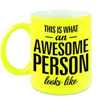 Awesome person / persoon cadeau mok / beker neon geel 330 ml