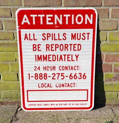 Attention, All Spills Must Be Reported Immediately Verkeersbord - Origineel