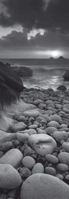 Kunstdruk Helen Dixon - Rocky beach at sunset 33x95cm
