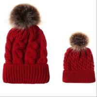 2 in 1 herfst en winter ouder-kind hoed instellen warme twist textuur gebreide muts met wol bal grootte: ouder-kind (wijn rood)