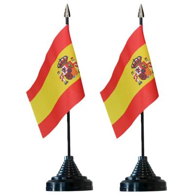 Vlag Spanje tafelvlaggetjes - 2x stuks - 10 x 15 cm vlag - met zwarte standaard