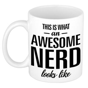 Awesome nerd / slimmerik cadeau mok / verjaardag beker 300 ml   -